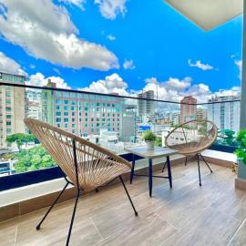 Stunning City Center Condo, hotel a Los Prados