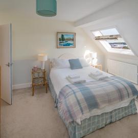 3 BR Central Cowes, Sleeps 8, Sea Views, free parking, ferry voucher LONG TERM DEALS AVAILABLE