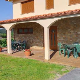 CASA AREALBA Casa con piscina muy cerca de las playas de San Xurxo y Doniños، فندق في فيرول
