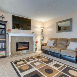 Spacious Aurora Retreat w/ Game Room + Hot Tub!, hotel em Aurora