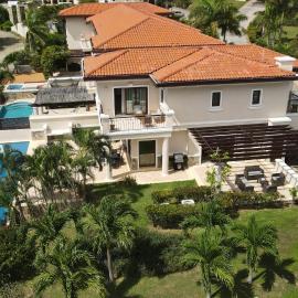 Luxury Villa In Prestigious Pristine Bay, Home Of The Black Pearl Golf Course, viešbutis mieste French Harbor