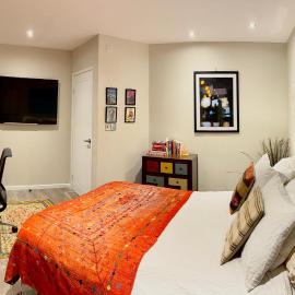Modern, independent Gr Floor 1 bed, bathroom, shared garden, private entry with Free Parking