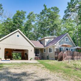 Roscommon Retreat w/ Deck ~ 1 Mile to Higgins Lake、Roscommonのホテル