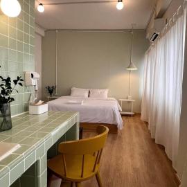 La Moon House, hotel in Salaya