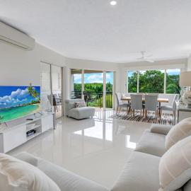 Escape Ordinary Stay Somewhere Exceptional - Waterfront 3 Bedroom Cairns Condo, hotell i Cairns North