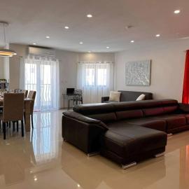 Marsaxlokk, Cozy, Spacious 3 Bedroom Maisonette, 1 min walk from Seafront
