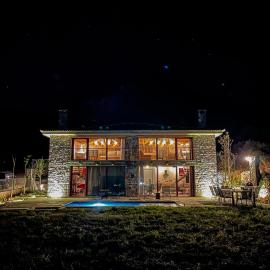 Modern Stone Villas with Swimming Pool, готель у місті Аліверіон