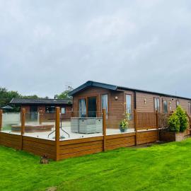 Meadows Lodge with Hot Tub, hotel in Malton