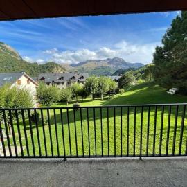 Apartamento con espectacular terraza, hotelli kohteessa Escarrilla