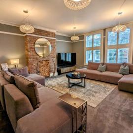 Robert Bolt House, Free Parking, 1 Minute to Metrolink
