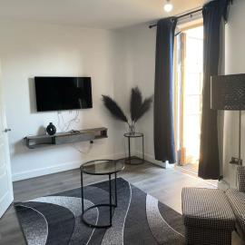 Contemporary Haven: 4-Bed House in Dagenham, hotel in Dagenham