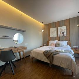 Stay.vie Hotel, ξενοδοχείο στη Σουραμπάγια