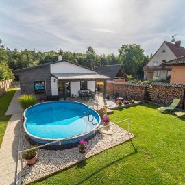 Holiday House Adonis, hotel i Bystřice