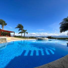 CR MARIPOSA RENTALS Comfortable penthouse, AC, pool, gym, tennis