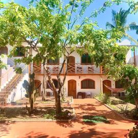 Hostal White House Galapagos, hotel u gradu Puerto Ajora