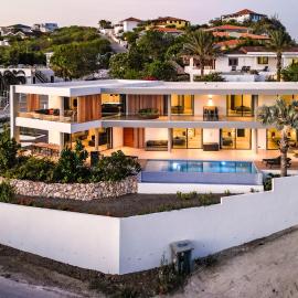 Luxury 12-Guest Villa in Gated Community with Pool, Ocean View & Private Beach Access, Hotel in Willibrordus