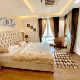 Luxury Apartment with Balcony in Gold Crest, DHA - Skyview Suite, hotel in Lahore