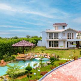 StayVista at Serenity Farms with Pool, Lawn, Bonfire & BBQ, hotel v destinácii Sohna