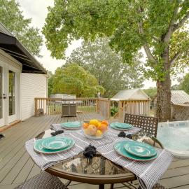 Landrum Farmhouse Retreat: Deck & Swim Spa, hotell i Landrum