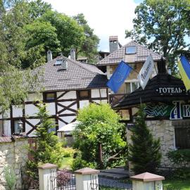 Eco AQUARIUS Family Hotel, хотел в Лвов