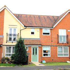 2 Bedroom House - Beautifully Decorated & Furnished - Parking - Large Garden