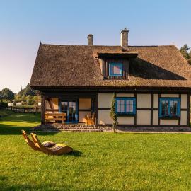 Kaszuby, dom kaszubski nad jeziorem Danielowa Dolina, hotel u gradu Szymbark