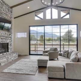 Chic Utah Getaway w/ Fireplace, Sauna & 2 Decks!, hotel v destinácii Richfield
