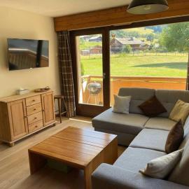 Charming Bright Spacious Village Walk to lift Hike