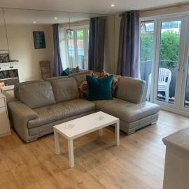 Large Luxury appartment, hotell i Cobham