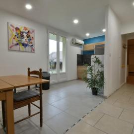Appart' Le 16, 2 chambres, 7 personnes, tout confort, avec terrain – hotel w mieście Montmorot
