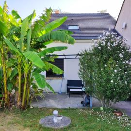 Maison 4 pièces, 3 chambres avec Jardin et Terrasse, hotel em Lisses