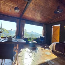 Chalé Pakere Montebello Lumiar - lareira, wi-fi, sauna, piscina - vista incrível - locação do chalé sem prestação de serviços