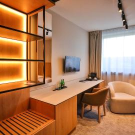 Ilonn Hotel، فندق في بوزنان