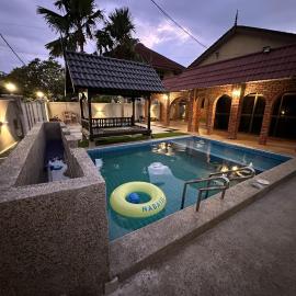 Mawar 23 Chendering with Dedicated Pool, hotel a Kuala Terengganu
