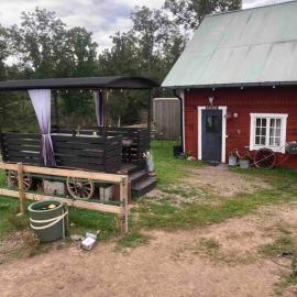 Mysigt boende på landet nära naturen، فندق في Ödeshög