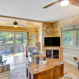 Kilgore Lakefront Home w/ Private Dock & Pier!, hotel u gradu Kilgore