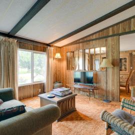 Cozy Salmon Home w/ Mountain Views & River Access、Salmonのホテル