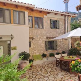 La casa di Bella a tradional stone house with barbecue, Hotel in Kariá