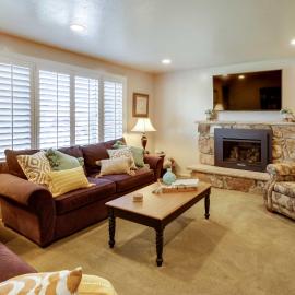 Updated Ranch Apartment w/ Deck - 9 Mi to Downtown