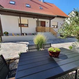 Gemütliches Ferienhaus in Schnaid mit zwei separaten und geräumigen Wohnungen - ausgestattet mit je einer großen Küche, zwei Schlafzimmern und einem Badezimmer