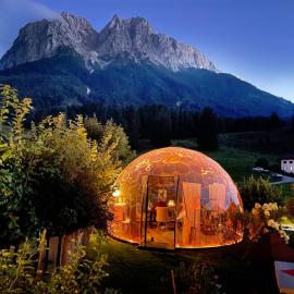 Bayern Resort Hotel - Adults only - mit Zugspitzblick - Eibsee-Nähe - Wellnessbereich - Naturpool im Sommer, hotelli kohteessa Grainau