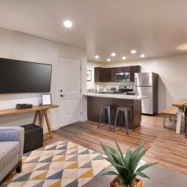 2H New Cozy Moab RedCliff Condo, Pool & Hot Tub, hotel v destinácii Moab