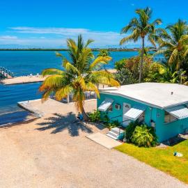 Waterfront Cozy Cottage with Boat Ramp & Dock
