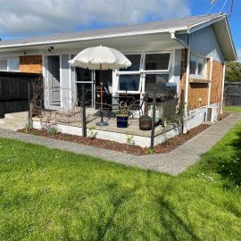 Sunny 2bdrm home close to Hospital & Gardens