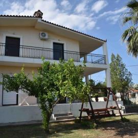 Άνετο διαμέρισμα για 4 με θέα, hotel in Eretria