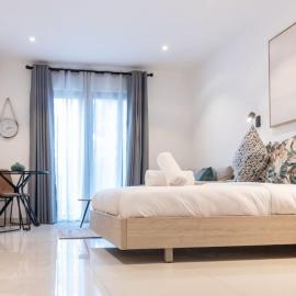 Lennox Beautiful Suite @Airport Residential