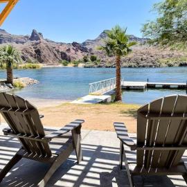 Dock Holiday! Waterfront cottage with boat ramp!, hotel v destinaci Cross Roads
