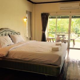 Be Fine Sabuy Hotel and Resort، فندق في سوراثاني