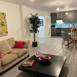 워킹에 위치한 호텔 Stunning and Spacious 2bed flat in central Woking