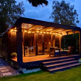 A tiny house with a garden and a hot tube, hotel u gradu Pringi